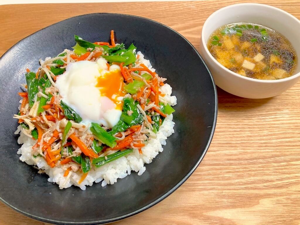  Kit Oisix（キット オイシックス）の「そぼろと野菜のビビンバ」と「韓国風スープ」