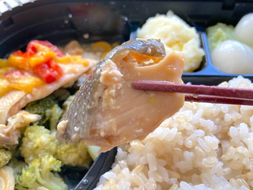 ママの休食の「味噌バター香る鮭のソテー マッシュポテト添え」