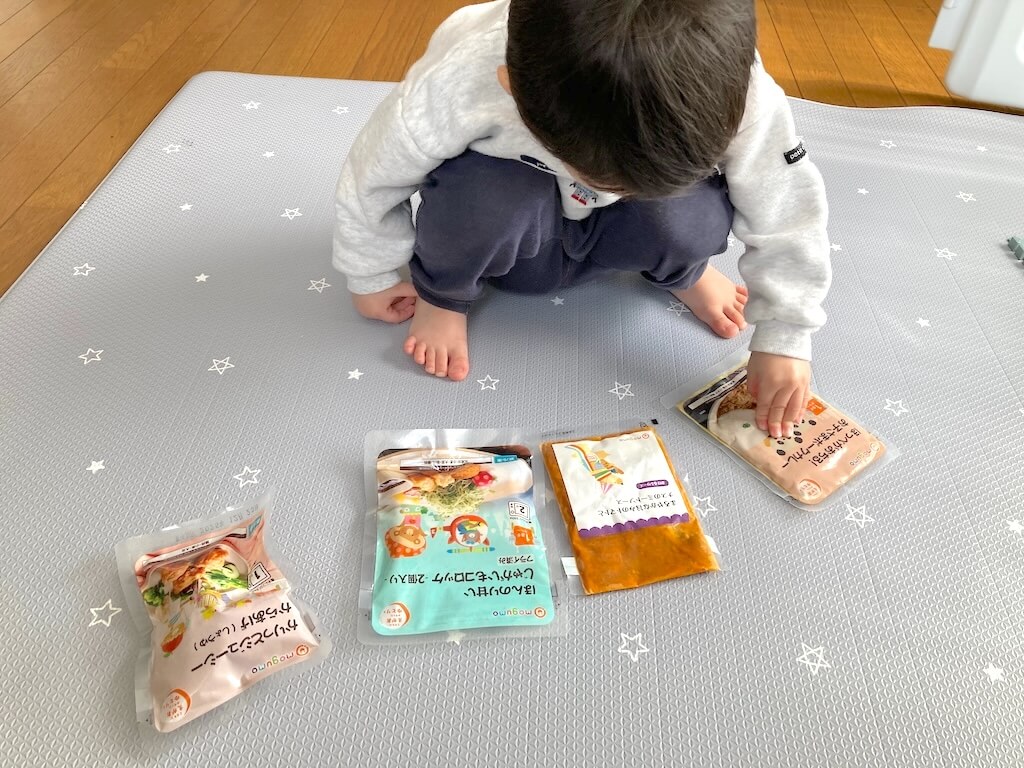 モグモのパッケージを見て好きなメニューを選ぶ子ども