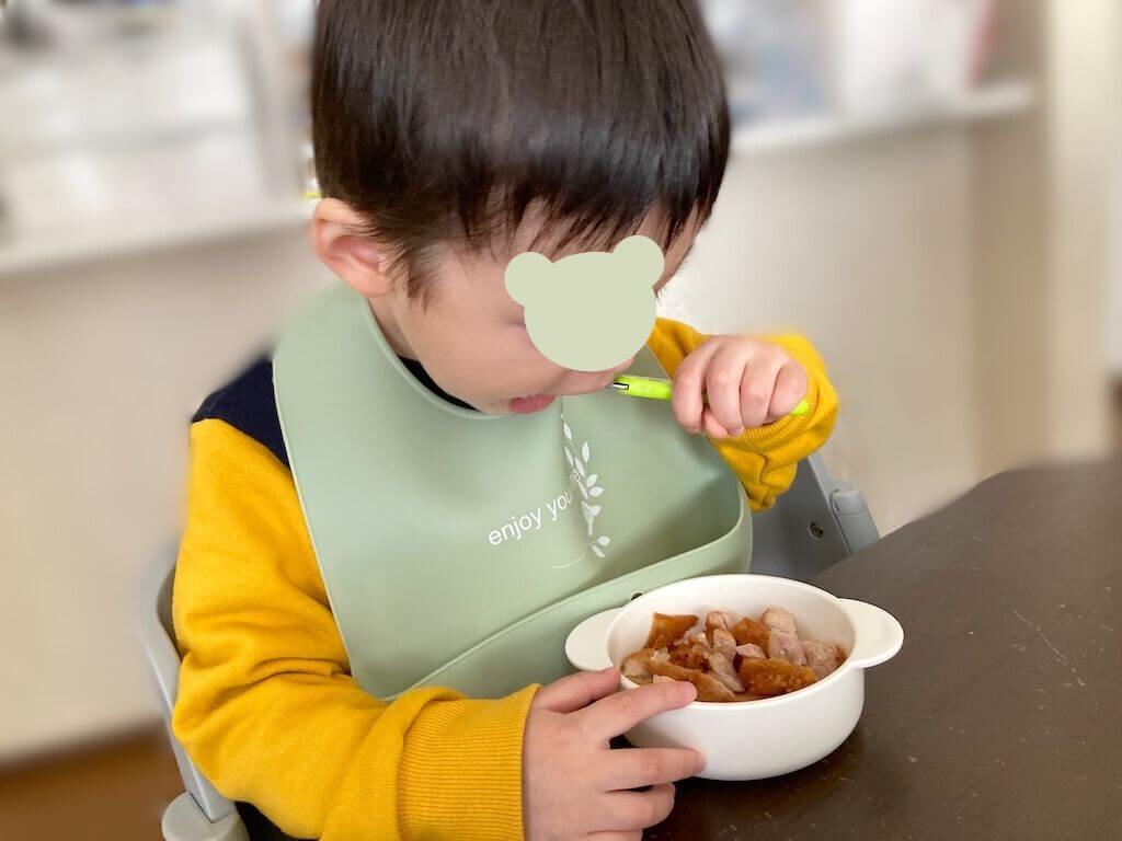 モグモの「かりっとジューシー からあげ」を食べる2歳の息子