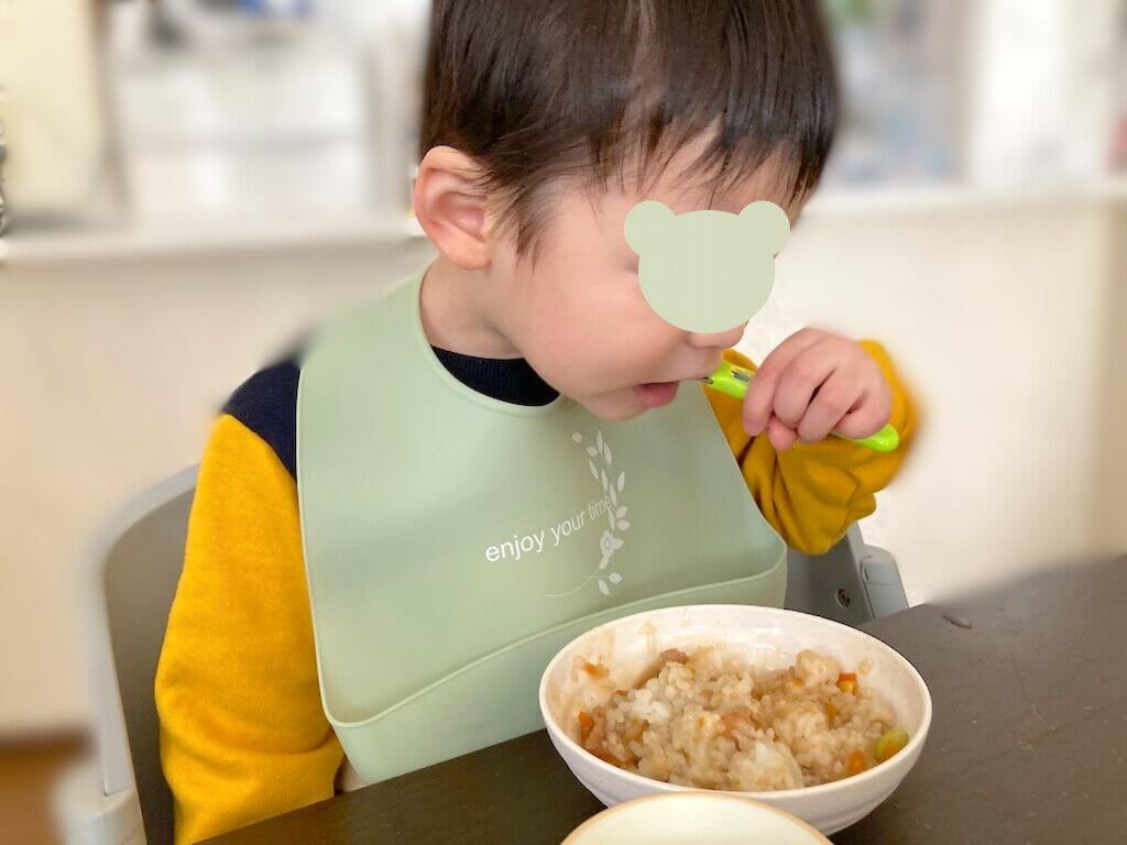 モグモの「6種具材のとろとろ中華あんかけ」を食べる2歳の息子