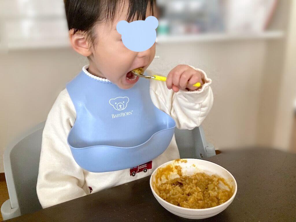 モグモの「ほっぺがおちる！お子さまポークカレー」を食べる2歳の子ども
