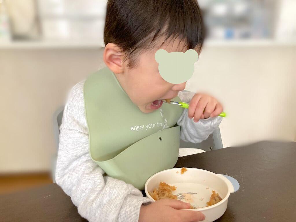 モグモの「ほんのり甘いじゃがいもコロッケ」を食べる2歳の息子