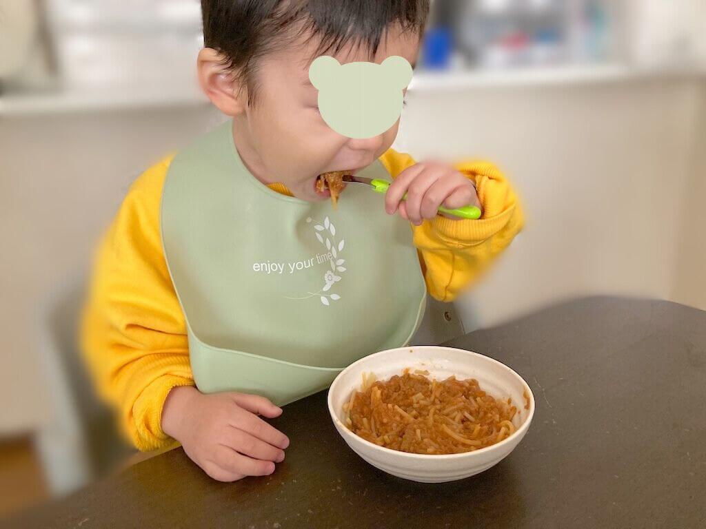 モグモの「まろやかな旨みのトマトとナスのミートソース」を食べる2歳の子ども