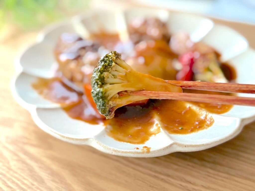 Vivid TABLE(ビビッドテーブル)の「野菜たっぷりデミグラスハンバーグ」