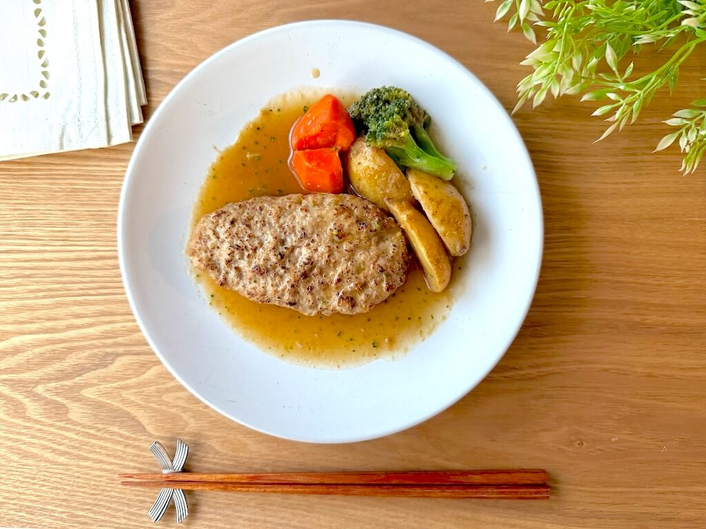 Vivid TABLE(ビビッドテーブル)の「山椒香るオニオンソースハンバーグ」