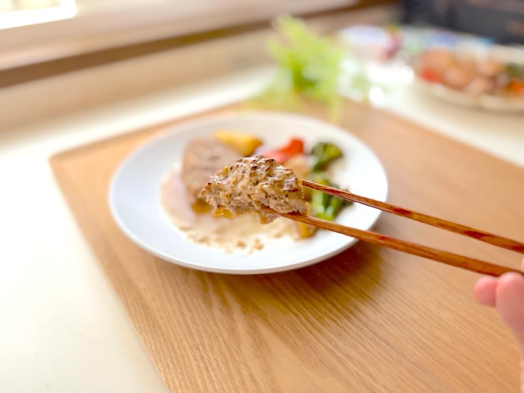 Vivid TABLE(ビビッドテーブル)の「山椒香るオニオンソースハンバーグ」