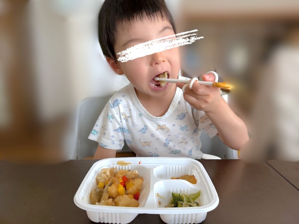 モグモデリを食べる子ども
