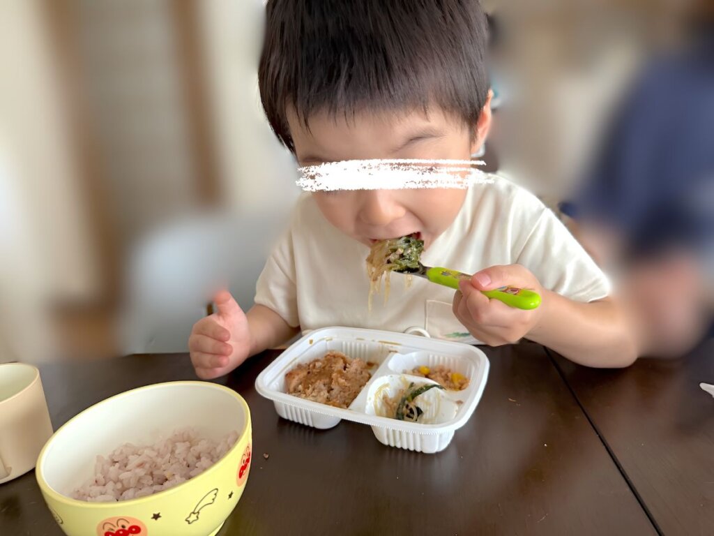 モグモデリを食べる子ども