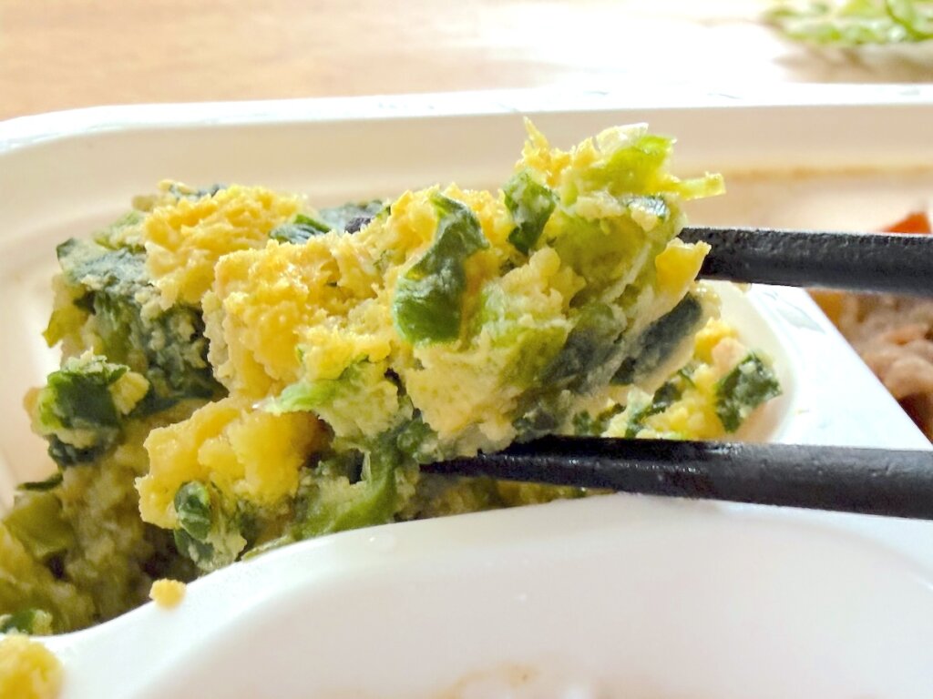 モグモデリの「小松菜とそぼろの卵焼き」