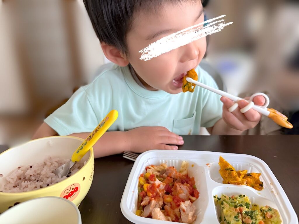 モグモデリを食べる子ども