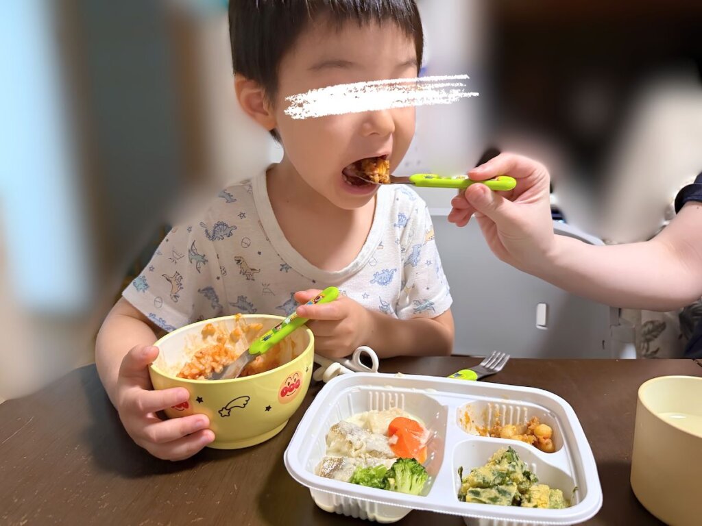 モグモデリを食べる子ども