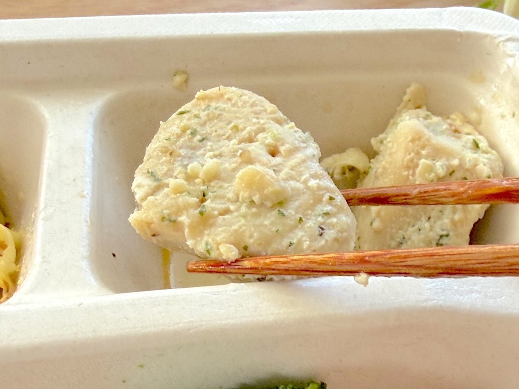 三ツ星ファームの蟹クリームコロッケの副菜に入っていた鶏肉
